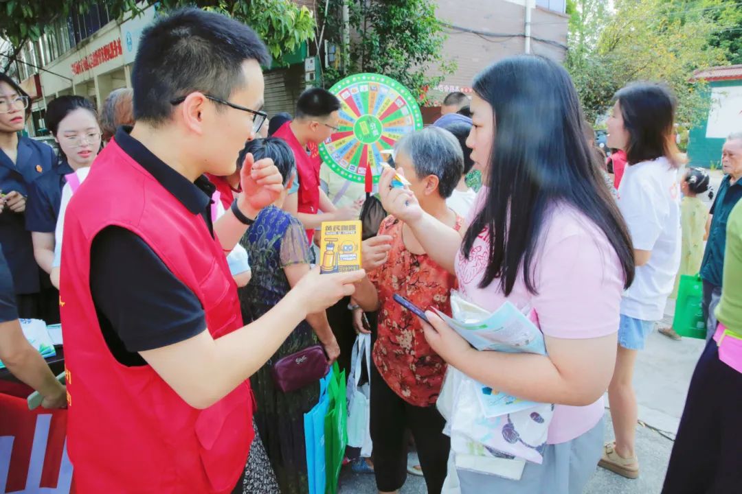 四川海蓉開(kāi)展“綠水青山就是金山銀山”主題公益活動(dòng)